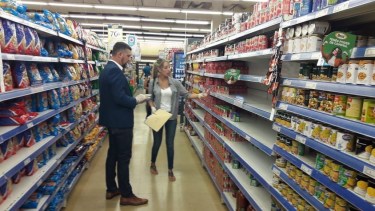 Funcionarios municipales realizaron las inspecciones en todas las góndolas. 