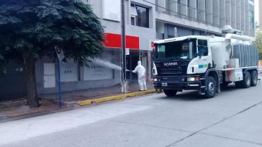 El municipio de Neuquén continúa con la limpieza pública en espacios abiertos. Foto: Gentileza. 