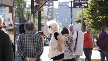 los mayores de 65 hasta las 14,30 pueden colocarse la vacuna antigripal en el municipio de Neuquén o en el cine Español (foto Florencia Salto)