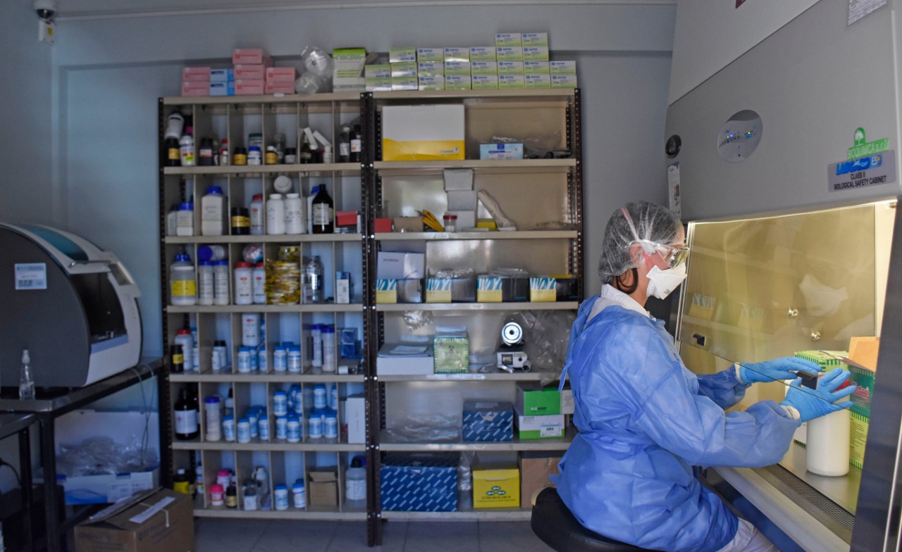 El Laboratorio Central comenzó a procesar muestras el 20 de marzo en Neuquén. Foto Florencia Salto.