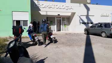 Este jueves comenzó la inscripción obligatoria para quienes realizan servicio de delivery en Villa Regina. (Foto Pablo Accinelli)