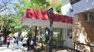 Fuera del vacunatorio del hospital Castro Rendón se formó una larga fila esta mañana. (Yamil Regules).-