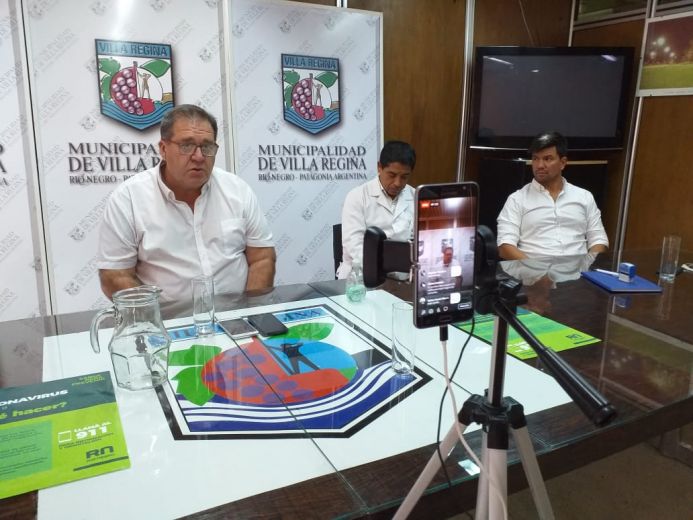 El intendente anunció que se volverá a desinfectar veredas, pero con mochilas de fumigación. (Foto Néstor Salas)