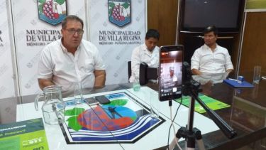 El intendente anunció que se volverá a desinfectar veredas, pero con mochilas de fumigación. (Foto Néstor Salas)