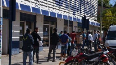 Las compras en las grandes superficies se notan por la hilera de consumidores en las veredas (foto Yamil Regules)