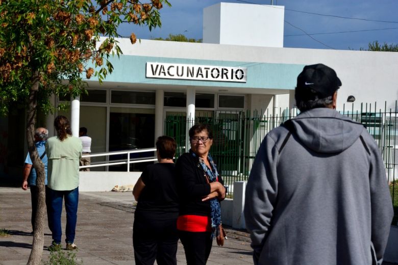 En la mañana del sábado mucha gente se acercó al vacunatorio del Zatti. Foto: Marcelo Ochoa.