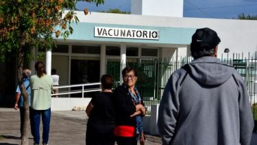 En la mañana del sábado mucha gente se acercó al vacunatorio del Zatti. Foto: Marcelo Ochoa.