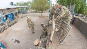 Coronavirus: llegaron las camas del Ejército para montar el Centro Médico en Roca