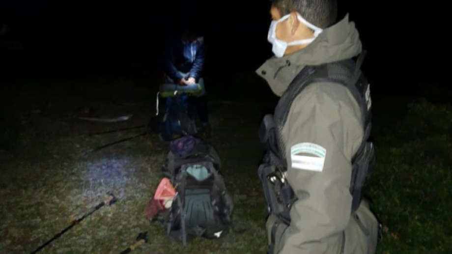 La Gendarmería sorprendió a una pareja de europeos acampando en el cerro López. Foto: gentileza