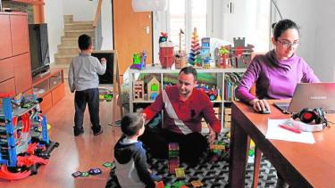 Quienes se encuentren en la población de riesgo o deban cuidar niños están justificados. (Gentileza La Voz).-