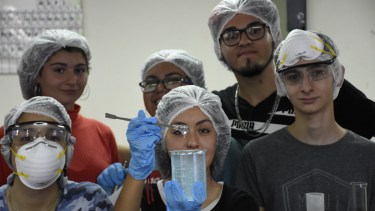 Estudiantes se encargaron de hacer su propio alcohol en gel. En farmacias casi no se consigue. 