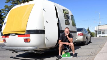 Antonio espera en su casilla rodante. Foto: Florencia Salto