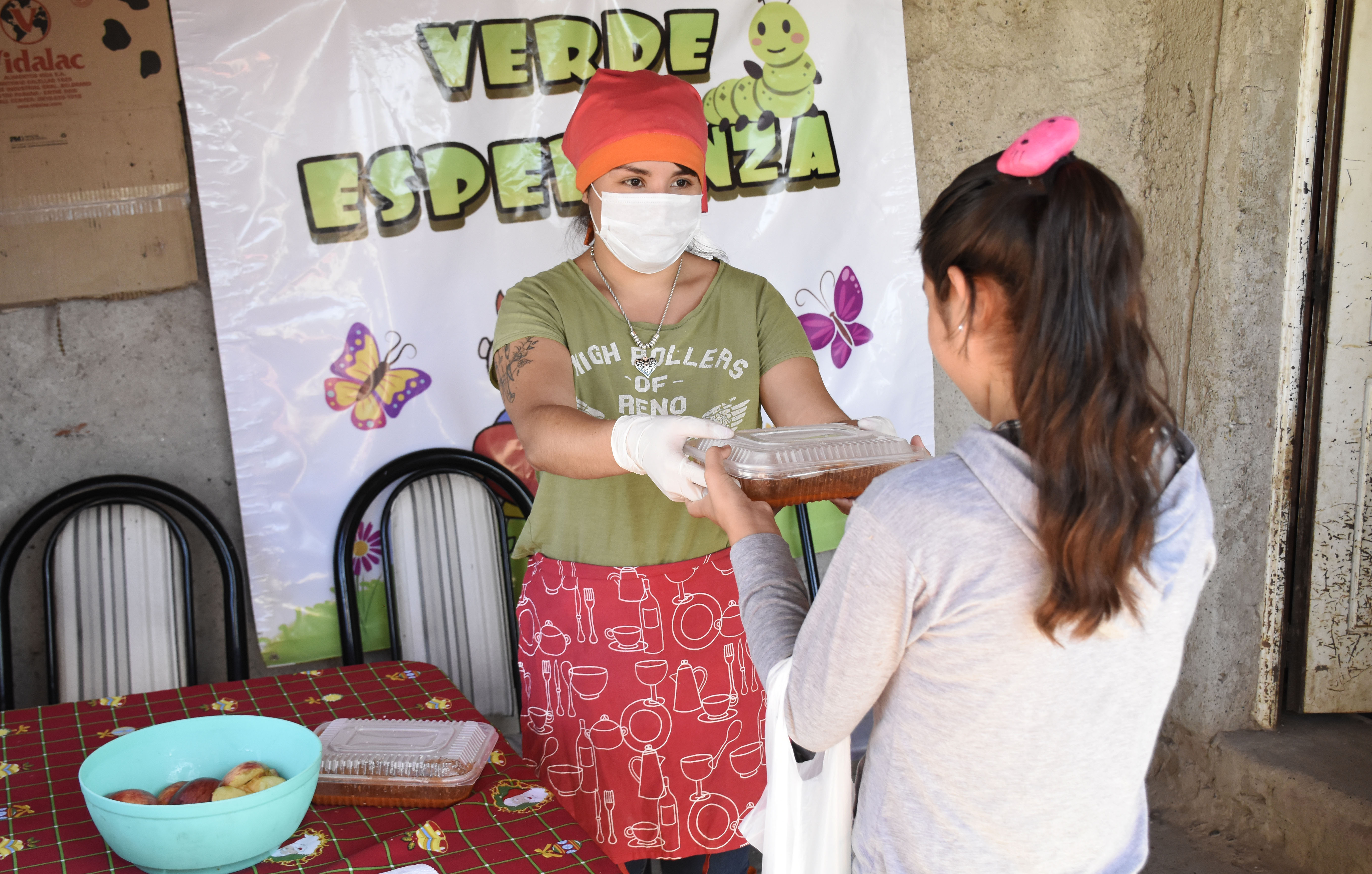 En los comedores y merenderos de Barrios de Pie se reparte la comida en viandas. (Florencia Salto).-
