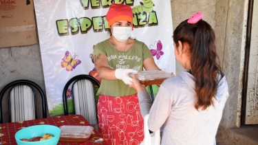En los comedores y merenderos de Barrios de Pie se reparte la comida en viandas. (Florencia Salto).-