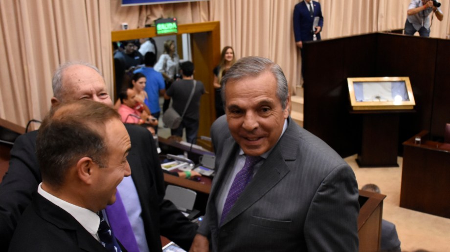 El exgobernador Jorge Sapag razona que si no hay cómo inyectar más gas, habrá qiue importarlo. Foto Florencia Salto