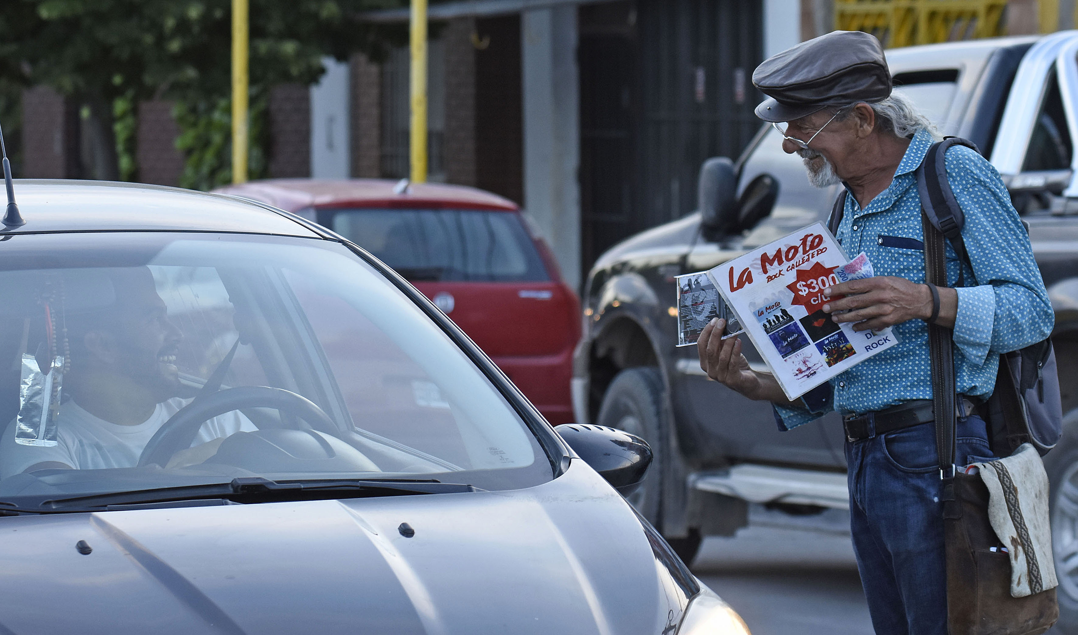 El "Mono" recorría las calles de Neuquén, cds en mano promocionando a La Moto. (Foto: Florencia Salto).