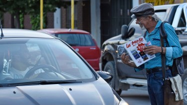 El "Mono" recorría las calles de Neuquén, cds en mano promocionando a La Moto. (Foto: Florencia Salto).