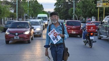 El "Mono" salía a vender los discos de "La Moto" por la calle, para difundir su música. Foto: Florencia Salto.- 