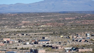 La localidad petrolera también aisló sus accesos. Foto: Florencia salto