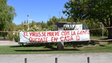El Paseo de la Costa de Neuquén bloqueado por el aislamiento. Foto: Florencia Salto