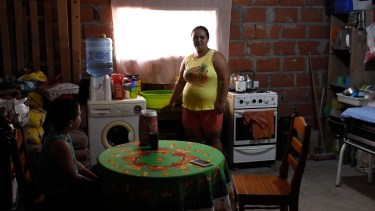 Una mujer de la región destina tres horas más que un hombre a las tareas del hogar. 