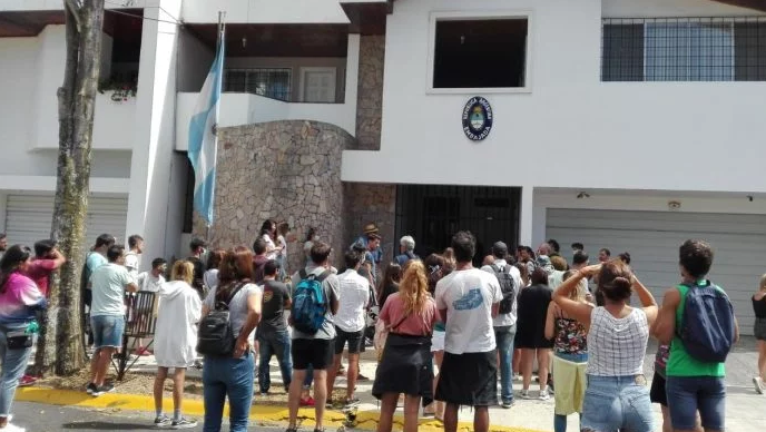 Los argentinos se trasladaron a la embajada argentina, para elevar el reclamo. Foto: gentileza.-