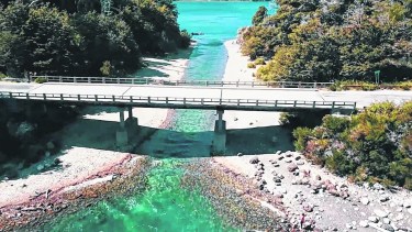 El curso de agua está ubicado en el área natural protegida del parque municipal Llao Llao.  Foto: archivo