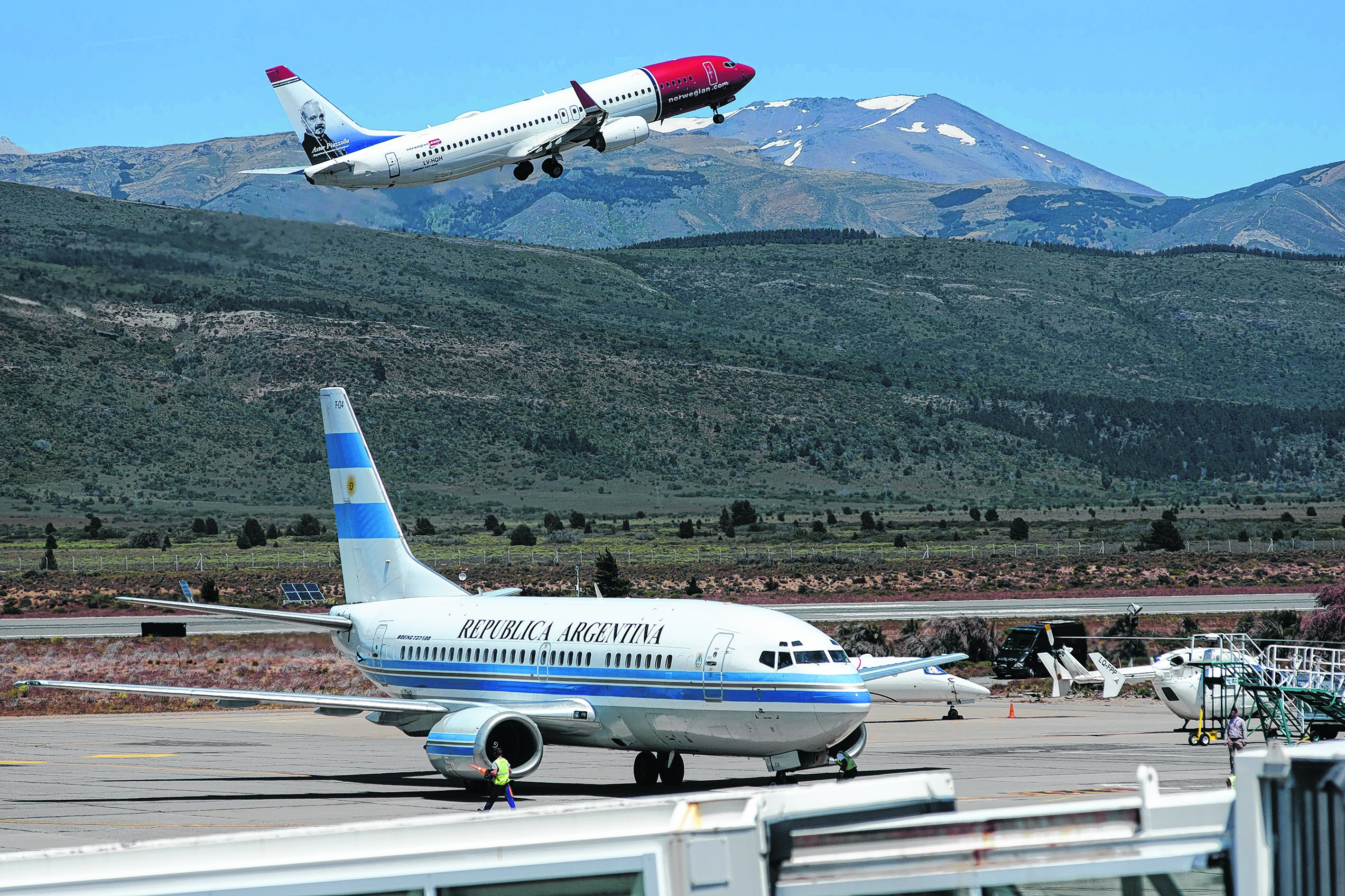 El movimiento en el aeropuerto de Bariloche crece cada año. Esperan que las ampliaciones estén terminadas para el invierno. Foto: archivo