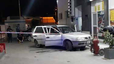 El VW Country recibió varios impactos de bala anoche en la zona oeste. (foto: Medios del Aire)