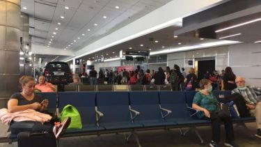 Barilochenses aguardando en Aeroparque para embarcar a Bariloche. Foto: genileza