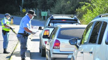 Retenes policales en puntos estratégicos, para evitar que los ciudadanos circulen sin causa justificada.