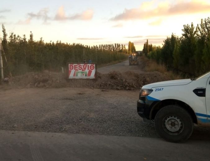 El municipio comenzó a colocar barricadas de tierra para regular el ingreso a Ingeniero Huergo. (Foto gentileza)