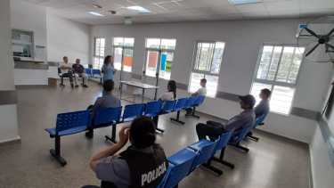 Desde el hospital de Huergo brindaron capacitación por el coronavirus al personal policial. (Foto gentileza)