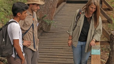 La pasarela quedó restaurada y ahora se puede caminar hasta el mirador de la cascada. (Foto Gentileza)
