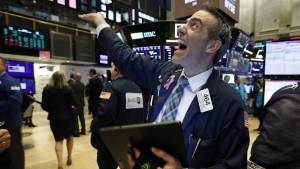 Wall Street suspendió las operaciones y el Dow Jones caía más de 7%
