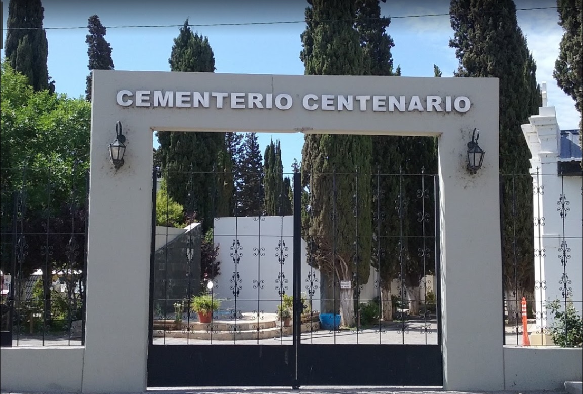 Una madre y su hijo entraron por un sector no habilitado al cementerio de Centenario y destrozaron 40 nichos. (Foto: Gentileza).
