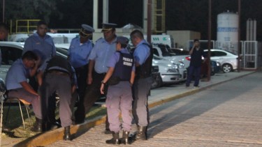 Un hombre golpeó al chofer de un colectivo en Centenario y le provó un corte en la frente al policía que intervino. (Foto: Gentileza Centenario Digital)
