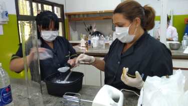 Profesores en plena elaboración de alcohol en gel. Foto: gentileza. 