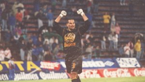 Se cumplen 24 años del golazo de Chilavert a River de mitad de cancha