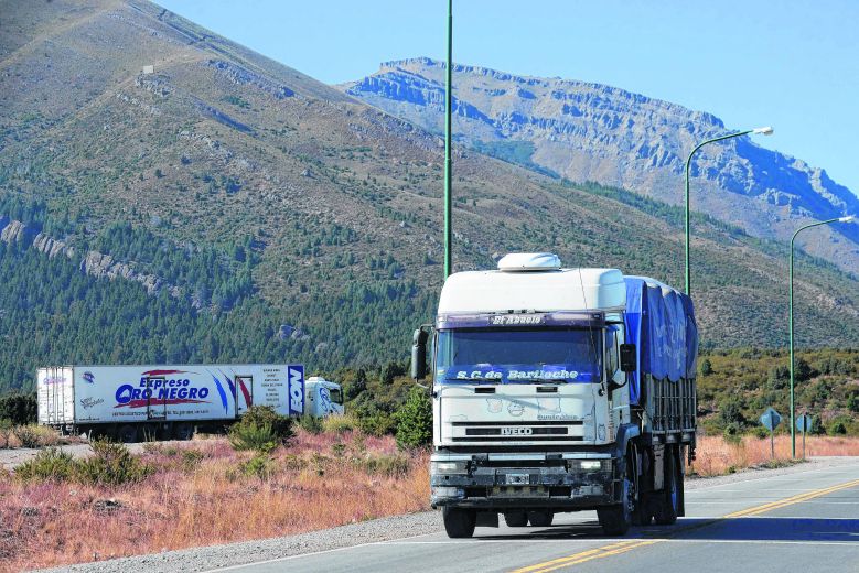 La rotonda de la ruta 40 sur es uno de los puntos de mayor tránsito de camiones del norte de la Patagonia. Foto: Alfredo Leiva