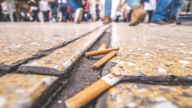 En Buenos Aires quieren multar a quienes arrojen colillas de cigarrillos en la vía pública