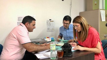 Diego de Turris (izq), anunció que se controlarán precios en comercios de Regina. (Foto archivo)
