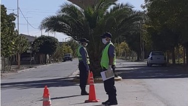 Personal policial de Huergo controla los ingresos a la localidad. (Foto gentileza)