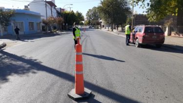 Inspectores de tránsito controlan la circulación de personas en vehículos en las calles de Regina. (Foto Pablo Accinelli)