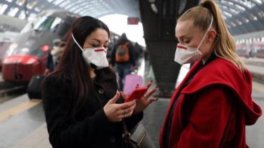 Así se controlan en las calles quienes no padecen la afección. Foto: gentileza.-