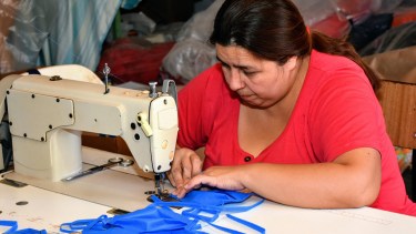 Convocaron a confeccionar barbijos y camisolines desechables para personal que realiza tareas de prevención del Covid-19. (Fotos archivo)