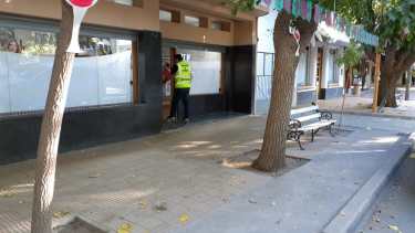 Inspectores municipales verificaron que los comercios cumplan con el cierre pautado. (Foto Pablo Accinelli)
