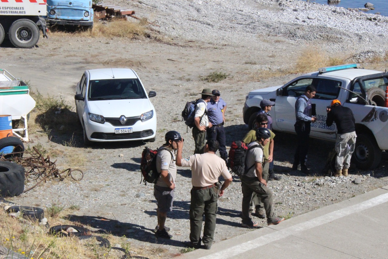 El cuerpo sin vida del escalador fue trasladado este domingo por la mañana, en un helicóptero desde el cerro hasta Bariloche. (Foto Gentileza)