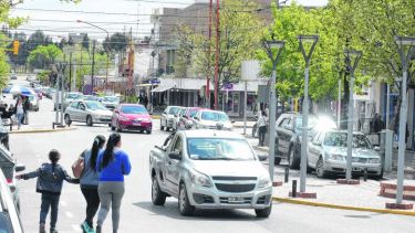 Gente en la calle. Una imagen que tardará en repetirse. La mejor vacuna es quedarse en casa.