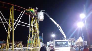 Casi 50 minutos demandó el operativo de rescate de los chicos varados por el descarrilamiento de un vagón del juego. (Fotos gentileza)